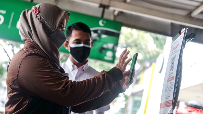 PT Kereta Commuter Indonesia (KCI) mulai menguji coba penggunaan aplikasi PeduliLindungi bagi calon penumpang KRL. Uji coba digelar di 11 stasiun.