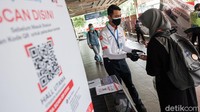 Aplikasi Peduli Lindungi memiliki beberapa manfaat. Misalnya membantu petugas memastikan proses validasi dokumen kesehatan di simpul transportasi secara digital, sehingga lebih aman, cepat, mudah dan sederhana. 
