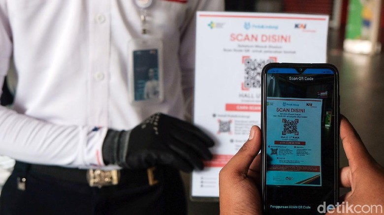 PT Kereta Commuter Indonesia (KCI) mulai menguji coba penggunaan aplikasi PeduliLindungi bagi calon penumpang KRL. Uji coba digelar di 11 stasiun.
