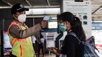 Calon penumpang KRL tetap dicek suhu tubuh dan wajib mematuhi protokol kesehatan.