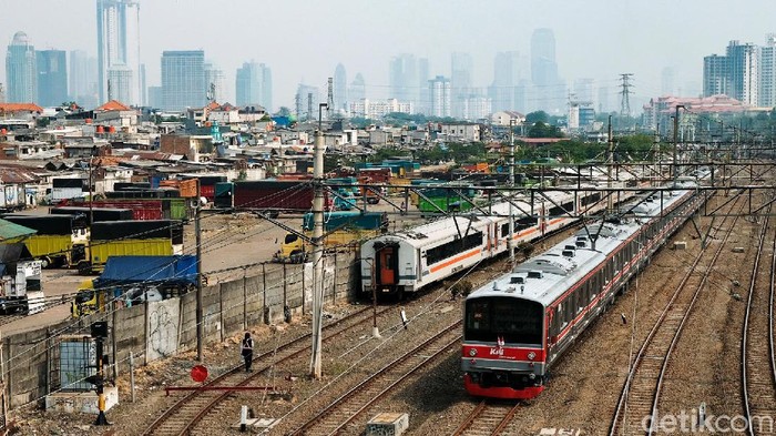 Uji Coba Aplikasi PeduliLindungi untuk Penumpang KRL PT Kereta Commuter Indonesia (KCI) mulai menguji coba penggunaan aplikasi PeduliLindungi bagi calon penumpang KRL. Uji coba digelar di 11 stasiun.