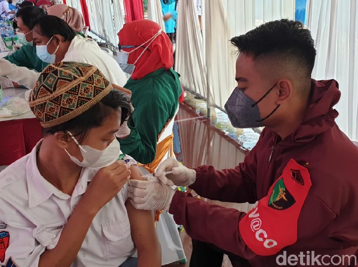 Polisi Banyuwangi menggelar vaksinasi serentak bagi pesantren dan rumah ibadah. Ini merupakan sinergi Polri dan Staf Khusus Presiden RI, Aminuddin Maruf.