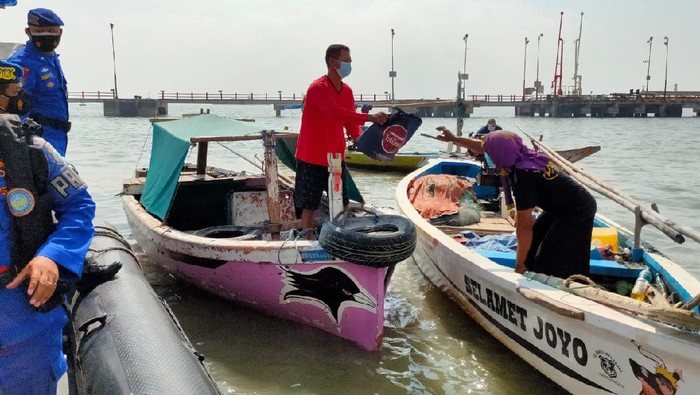 Ditpolairud Polda Jatim terus membantu pemerintah dalam percepatan vaksiansi COVID-19. Tidak hanya menggelar vaksinasi dosis 2, mereka juga membagikan ratusan paket sembako.