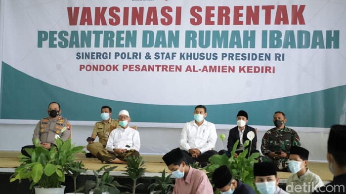 Sebanyak 750 santri Ponpes Al-Amien Ngasinan Kota Kediri mengikuti vaksinasi COVID-19. Vaksinasi digelar polisi dan Staf Khusus Presiden RI.