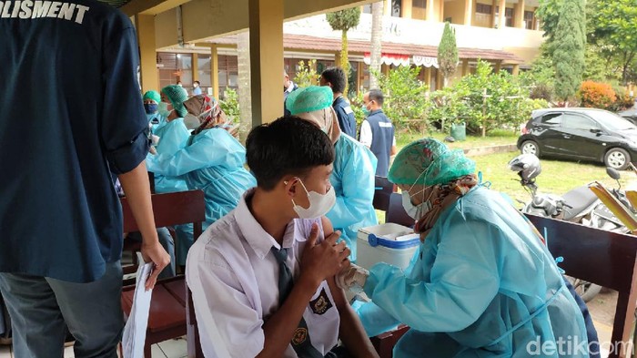 Vaksinasi pelajar SMA di Bandung Barat masih sangat rendah