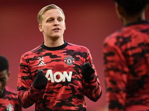 Everton Dapatkan Van de Beek dari Man United