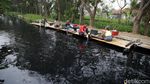 Nggak Nyangka Masih Ada Warga Bekasi Cuci Baju di Sungai Kotor