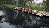 Kali Cilemahabang di Kampung Sukamantri, Desa Sukaraya, Karang Bahagia, Kabupaten Bekasi, Jawa Barat, berwarna hitam pekat akibat tercemar limbah pabrik, Selasa (7/9/2021).