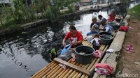 Warga sekitar mengatakan, air sungai tersebut mulai menghitam sejak empat tahun lalu.