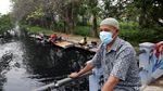 Nggak Nyangka Masih Ada Warga Bekasi Cuci Baju di Sungai Kotor