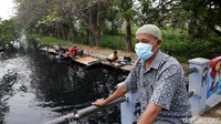 Selain hitam pekat, sungai itu juga berbau.