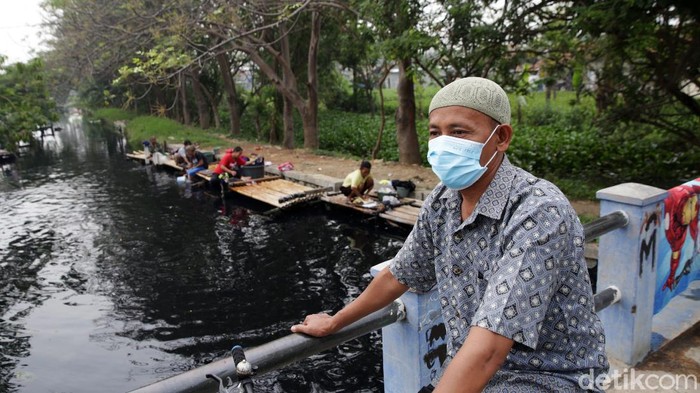 Warga mencuci dialiran saluran Kali Cilemahabang yang hitam pekat dan berbau akibat tercemar limbah pabrik di Kampung Sukamantri, Desa Sukaraya, Karang Bahagia, Kabupaten Bekasi, Jawa Barat, Selasa (7/9/2021). Meski tercemar limbah hitam pekat dan berbau warga bantaran Kali cilemahabang masih memanfaatkan air kali tersebut untuk memenuhi kebutuhan sehari-hari. Warga sekitar mengatakan, air sungai tersebut mulai menghitam sejak empat tahun lalu.