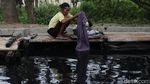 Nggak Nyangka Masih Ada Warga Bekasi Cuci Baju di Sungai Kotor