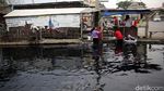 Nggak Nyangka Masih Ada Warga Bekasi Cuci Baju di Sungai Kotor