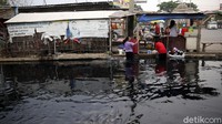 Warga tidak menghiraukan kotornya air di sungai tersebut. Mereka tetap mencuci pakaian menggunakan air sungai.