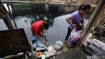 Nggak Nyangka Masih Ada Warga Bekasi Cuci Baju di Sungai Kotor