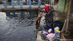 Nggak Nyangka Masih Ada Warga Bekasi Cuci Baju di Sungai Kotor