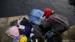 Nggak Nyangka Masih Ada Warga Bekasi Cuci Baju di Sungai Kotor