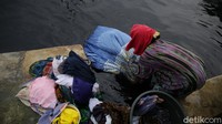 Sungai itu menghitam diduga akibat tercemar limbah pabrik.