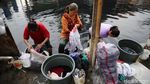 Nggak Nyangka Masih Ada Warga Bekasi Cuci Baju di Sungai Kotor