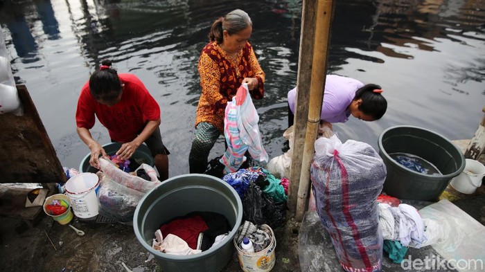 Warga mencuci dialiran saluran  Kali Cilemahabang yang hitam pekat dan berbau akibat tercemar limbah pabrik di Kampung Sukamantri, Desa Sukaraya, Karang Bahagia, Kabupaten Bekasi, Jawa Barat, Selasa (7/9/2021).