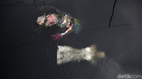 Sungai itu juga kotor oleh sampah. Hal itu membuat aliran sungai terlihat jorok.