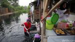 Nggak Nyangka Masih Ada Warga Bekasi Cuci Baju di Sungai Kotor