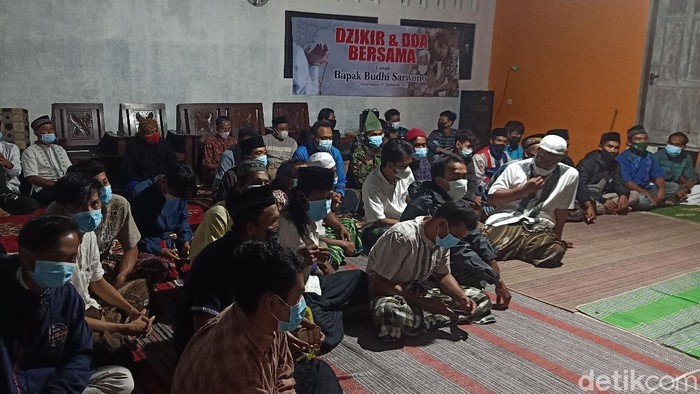 Warga saat menggelar doa bersama untuk Bupati Banjarnegara Budhi Sarwono, Selasa (7/9/2021).