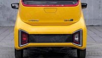 Ini tampak belakang dari mobil mungil ini. Tersemat logo Nano EV. Bocorannya mobil ini dibekali motor penggerak 24 kW bertenaga 32 hp, lebih besar dari Mini EV yang ditenagai motor 20 kW bertenaga 27 hp. Foto: GMauthority