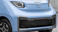 Mobil ini memiliki desain yang mirip dengan Baojun E200. Namun Nano EV menggunakan emblem global logo Wuling berwarna silver. Foto: GMauthority