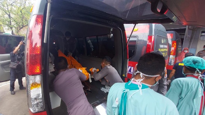 41 korban tewas kebakaran Lapas Tangerang dibawa ke RS Polri untuk diidentifikasi, Rabu (8/9/2021) siang (Azhar-detikcom)