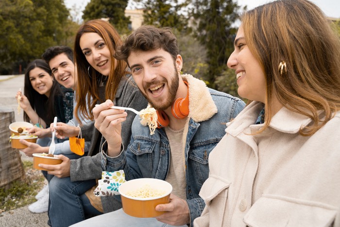 5 Kebiasaan Makan yang Bikin Gampang Terinfeksi Covid-19