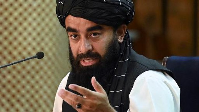 Taliban spokesman Zabihullah Mujahid addresses a press conference in Kabul on September 7, 2021. - The Taliban on September 7 announced UN-sanctioned Taliban veteran Mullah Mohammad Hassan Akhund as the leader of their new government, while giving key positions to some of the movements top officials. (Photo by Aamir QURESHI / AFP)
