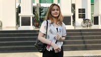 Semenjak Jeff Smith terkena kasus narkoba, Aisyah Aqilah setia mendampinginya.