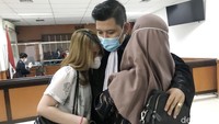 Aisyah Aqilah menangis saat hadir di persidangan Jeff Smith pada Rabu (8/9) di PN Jakarta Barat.