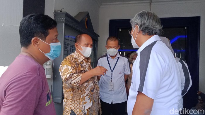 Anggota Fraksi Gerindra DPRD Jateng, Mujaeroni mendatangi kantor Bank Jateng cabang Klaten untuk mengecek saldo rekeningnya sekaligus tindak lanjut penanganan kasus raibnya sejumlah duit milik nasabah.
