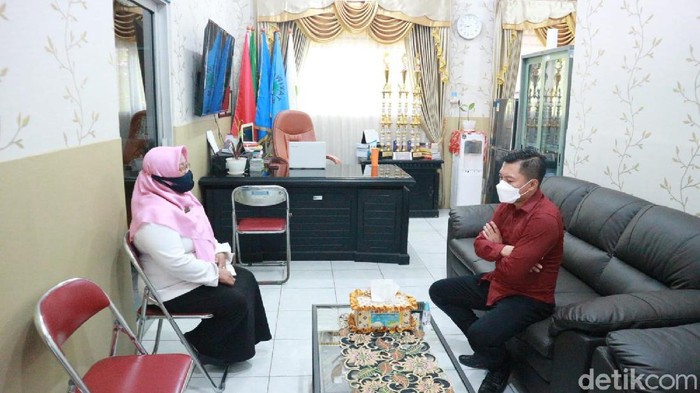 Anggota Komisi C DPRD Surabaya Abdul Ghoni Muklas Niam melakukan sidak di SMPN 54 Surabaya. Ia mengklarifikasi pihak sekolah setelah menerima aduan wali murid, yang keberatan membeli seragam sekolah pada Kamis (2/9).