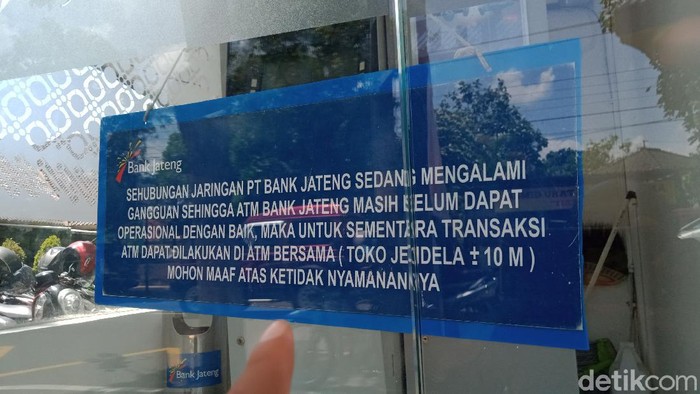 ATM Bank Jateng di Samsat Kota Klaten ditutup setelah olah TKP Polres Klaten.