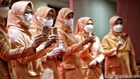 (Kiri-kanan) Brand Manager Susu Steril Tujuh Kurma Kitto Kristanto, Ketua Dharma Wanita Persatuan (DWP) Provinsi DKI Jakarta Komariah Marullah, dan Sekretaris Kota, Kota Administrasi Jakarta Pusat Iqbal Akbarudin hadir dalam kegiatan  serah terima 2.000 karton Susu Steril Tujuh Kurma kepada Ketua DWP 5 Kota Administrasi dan Ketua DWP Kabupaten Administrasi Kepulauan Seribu di kantor Walikota Administrasi Jakarta Pusat, Rabu (8/9).