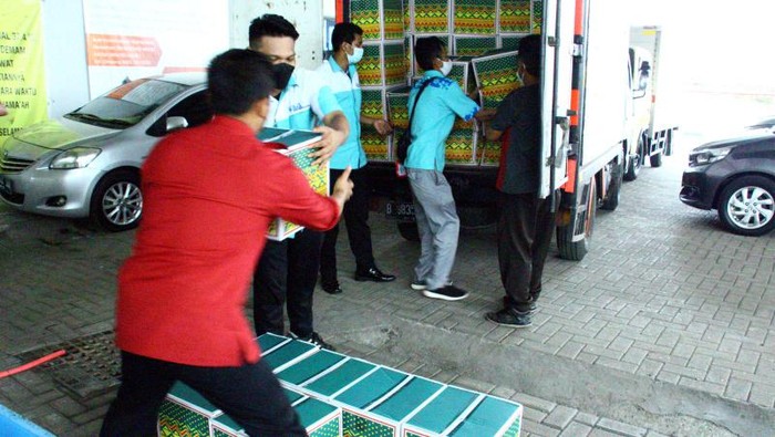 Bantuan untuk Tenaga Medis Terus Mengalir Deras Berbagai pihak terus mendukung upaya pemerintah dalam penanggulangan pandemi. Seperti yang dilakukan oleh Jamkrindo ini meberikan bantuan paket untuk nakes.