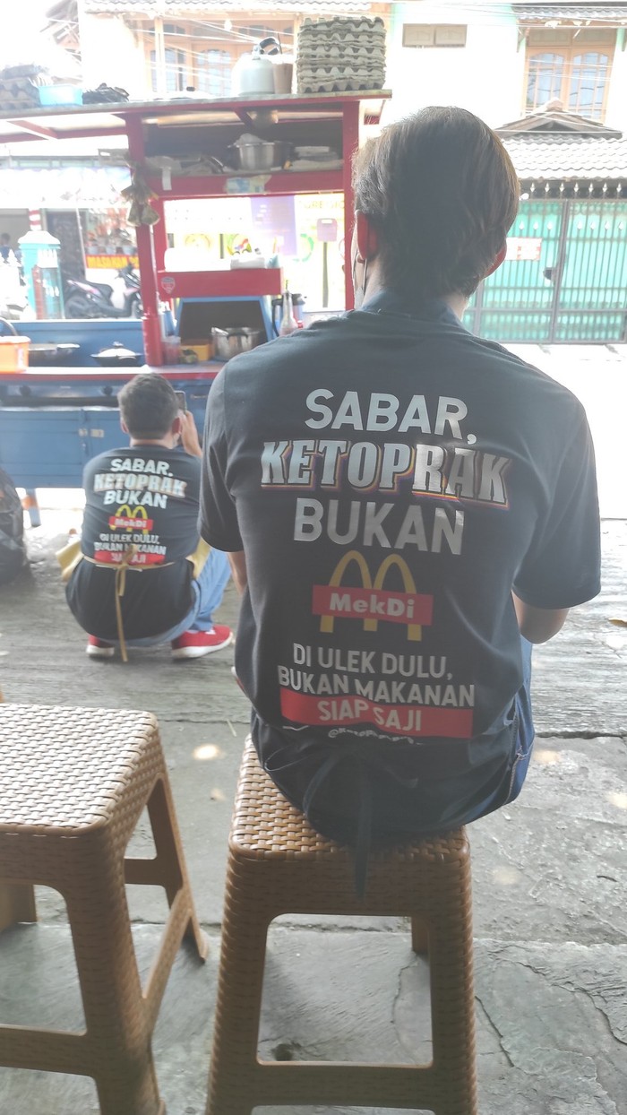 Bikin Ngakak! Agar Tak Dikomplain Pembeli, Penjual Ketoprak Ini Pasang Tulisan di Bajunya Bikin Ngakak! Agar Tak Dikomplain Pembeli, Penjual Ketoprak Ini Pasang Tulisan di Bajunya