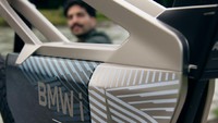 Jika dilihat dari tongkrongannya, sepeda listrik ini memiliki desain super ramping dan memiliki ban yang cukup besar demi kenyamanan saat berada di jalanan. Foto: doc. BMW Motorrad