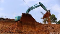Kemudian pada tahun 2014, ia menjadi salah satu warga dari desa-desa yang ikut direlokasi dari area pertambangan tersebut.