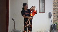 Awal pertama tuh ada 450, yang pertama nian itu belum semua, yang dipindahkan (dulu) yang rawan-rawan. Kami juga pada waktu pindah mengucapkan terima kasih kepada PTBA, itu sudah dilengkapi yang di perumahan itu gratis dilengkapi dengan penerangan dan air. Alhamdulillah kami kepada PTBA sangat berterima kasih, ujarnya kepada detikcom belum lama ini.