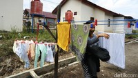Lomberi bercerita rumah-rumah yang berdiri di area tambang batu bara milik PTBA itu sebenarnya sudah ada sejak zaman penjajahan Belanda. Para penghuni rumah itu sebagian besar juga orang yang bekerja di tambang batu bara, termasuk orang tua Lomberi.