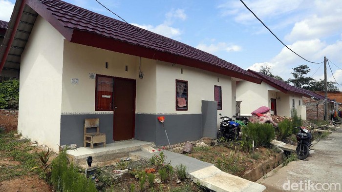 Direlokasi, Warga Eks Lokasi Tambang Kini Tinggal di Rumah Layak Huni Rasa syukur dan bahagia dirasakan para warga yang dulu tinggal di area pertambangan di Muara Enim. Setelah direlokasi, mereka kini tinggal di rumah layak huni.