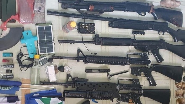 Dua orang diduga anggota KKB ditangkap di Kabupaten Pegunungan Bintang, Papua. Dari keduanya, disita 5 senjata api laras panjang berbagai jenis. (ANTARA/HO/Penerangan Korem 172/PWY)