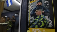 Penjual jasa pangkas rambut memberi diskon 15 persen kepada pelanggan nyang membayar menggunakan bitcoin. 