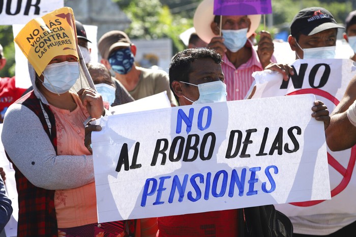 El Salvador Bitcoin A man holds a sign with a message that reads in Spanish;