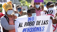 Sejumlah warga memprotes penggunaan bitcoin sebagai alat pembayaran yang sah di San Vicente, El Salvador, (7/9/2021). Pengunjukrasa meminta pemerintah mencabut penggunaan bitcoin sebagai alat pembayaran resmi.